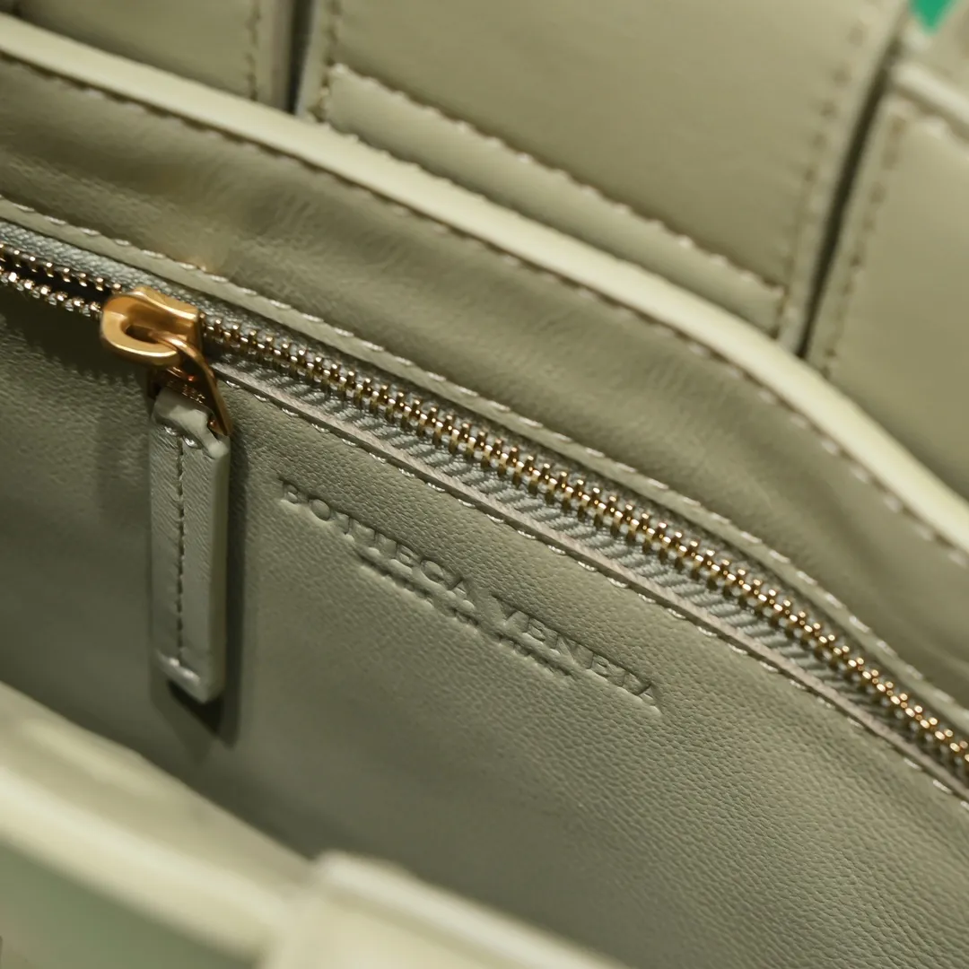 Batch 1460 New 🔻 Mini Intreccio woven leather tote bag with removable shoulder strap • One internal zip pocket • Magnetic closure • Lining: Composite sheepskin • Accessories: Gold finish • Height: 22 cm • Width: 16.5 cm • Depth: 5.5 cm • Handle height: 11.5 cm • Strap height: 50 cm Model number: 6688-3#
